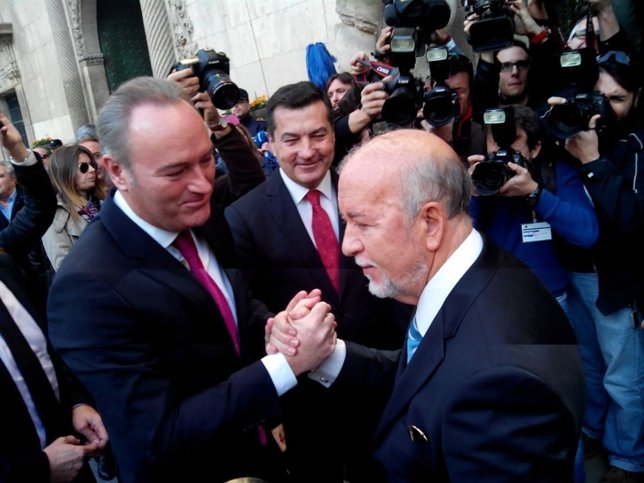 Fabra asiste a pleno de toma de posesión de Valor como nuevo alcalde de Alicante