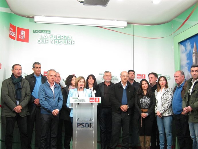 Irene García acompañada de todos los alcaldes y alcaldesas del PSOE en Cádiz