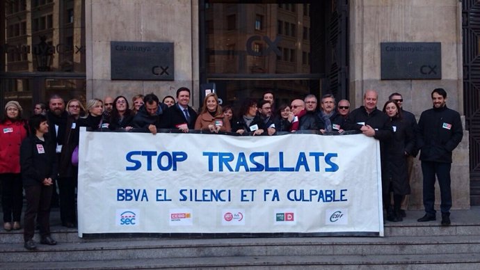 Delegados sindicales ante la sede de CatalunyaCaixa