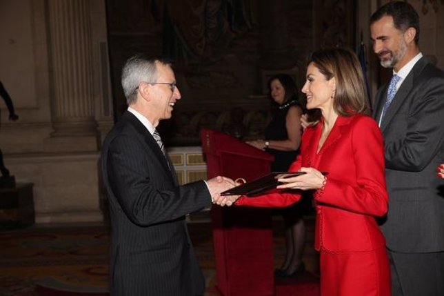 Los Reyes hacen entrega del Premio Nacional de Investigación 2014 en Biología