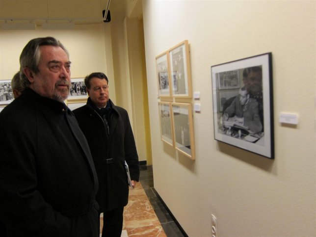 El alcalde, Juan Alberto Belloch, visita la muestra de fotos Inmortales