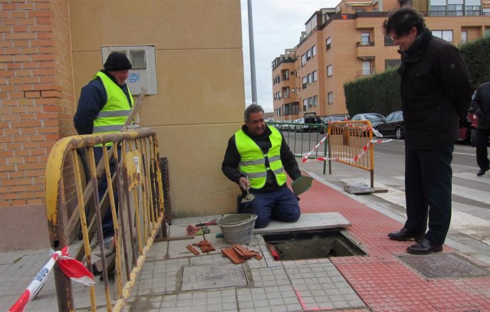 El alcalde de Salamanca visita la actuación en la calle José Cadalso