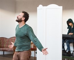 El actor Marc Martínez interpretando 'Solo'. Al fondo David Anguera