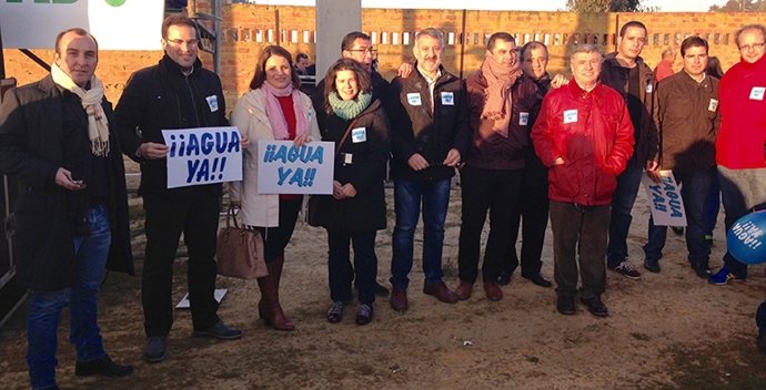 Dirigentes del PSOE de Huelva en la manifestación para pedir agua para el Condad