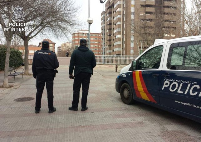 Policía Nacional que auxilió a una mujer que se iba a tirar a las vías