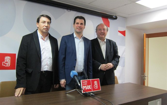 Luis Tudanca en el centro de la imagen