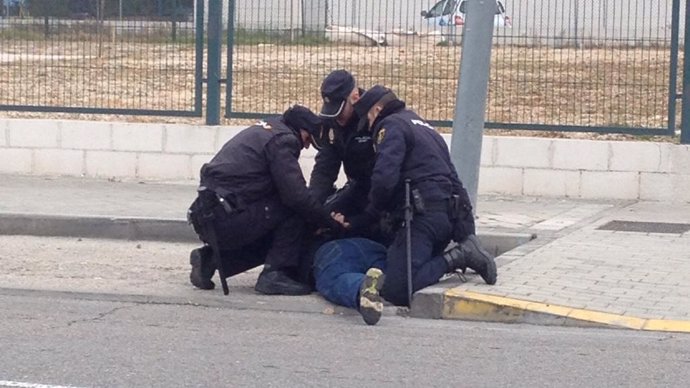 Agentes retienen a un manifestante a las puertas de Coca-Cola Fuenlabrada