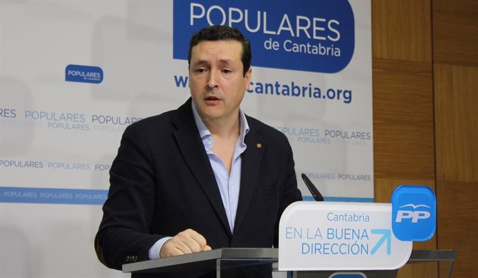 Iñigo Fernández, diputado del PP, en rueda de prensa