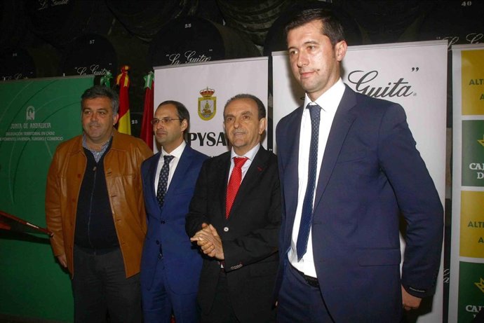 Rodrígez, segundo por la derecha, en el acto de entrega del reconocimiento