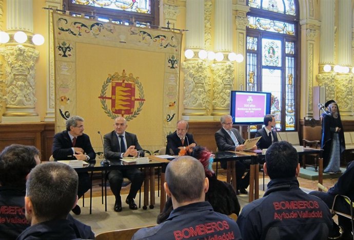 La reina Juana, a la derecha, con las autoridades en el acto conmemorativo 