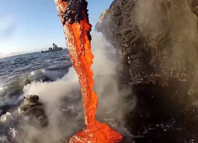Lava volcánica en contacto con el mar