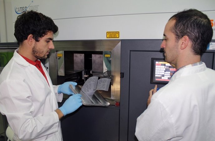 Personal de Catec desarrollo de piezas mediante la tecnología AM