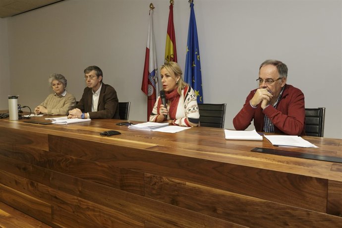 Mesa de trabajo con ls protectoras de animales