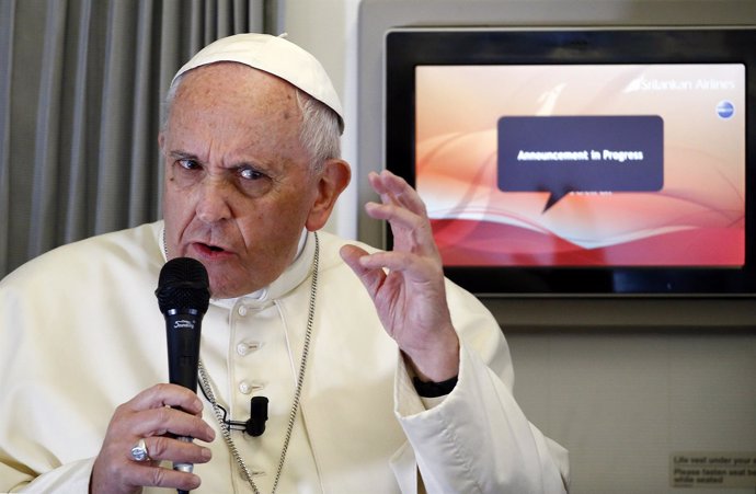 Papa Francisco en el vuelo a Filipinas