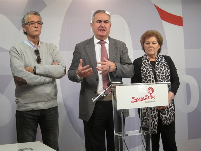 Tovar en el centro junto a Rosique y Sánchez