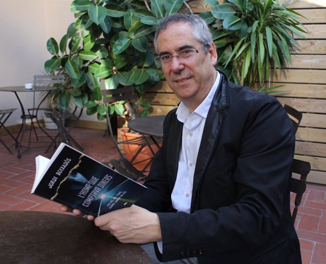 El autor Jordi Boixadós con su novela 'L'home que comptava diners'