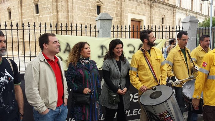 Miembros del PA con eventuales del Infoca acampados