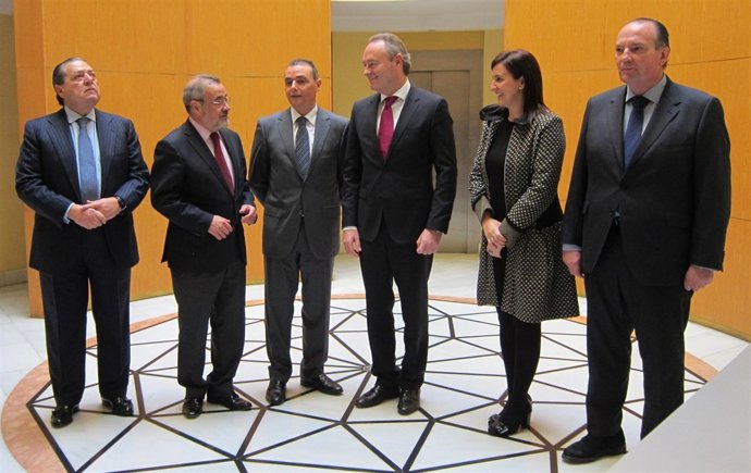 Fabra, en el centro, conversa con empresarios valencianos.