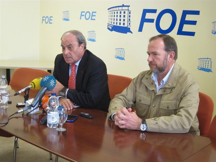 Ponce, que retira su candidatura a presidir la FOE, junto a García-Palacios. 