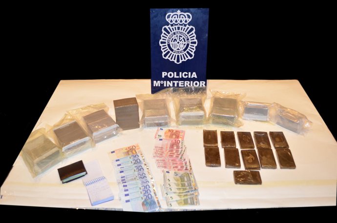 Imagen del hachís, los móviles y el dinero intervenido.