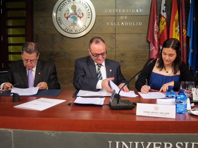 Miguel, Arroyo y Feás en la firma del acuerdo de colaboración entre UVA y AECC