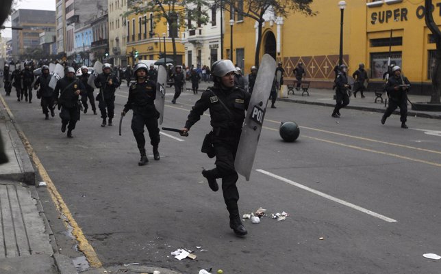 Policía antidisturbios de Perú