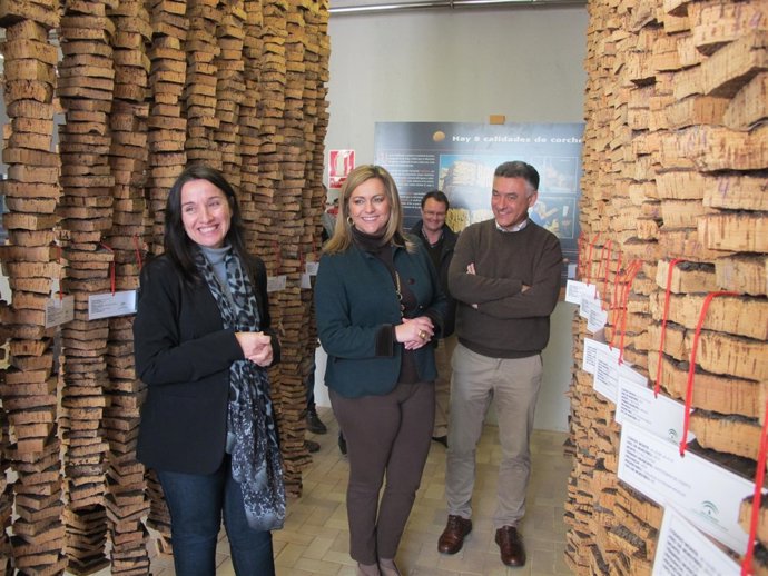 Serrano durante la visita a la Suberoteca