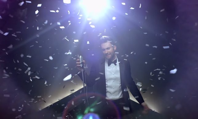 Adam Levine (Maroon 5) irrumpe en varias bodas en el video de Sugar