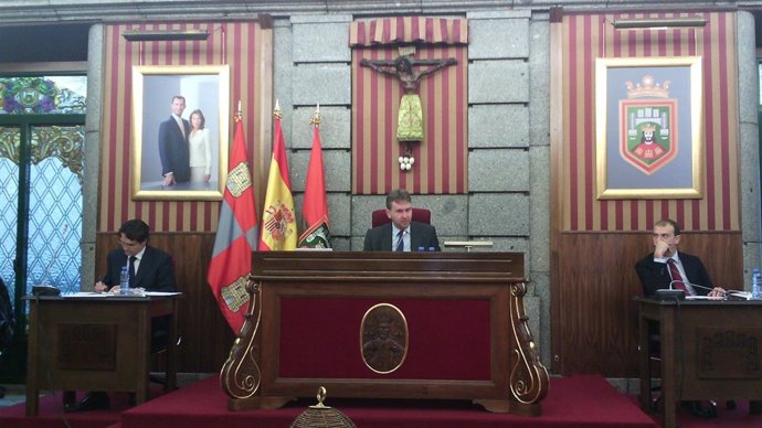 Javier Lacalle preside el pleno en el Ayuntamiento de Burgos