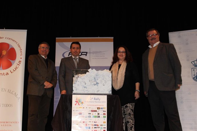 Más de 200 personas, en su mayoría comerciantes, acudieron al sorteo. 