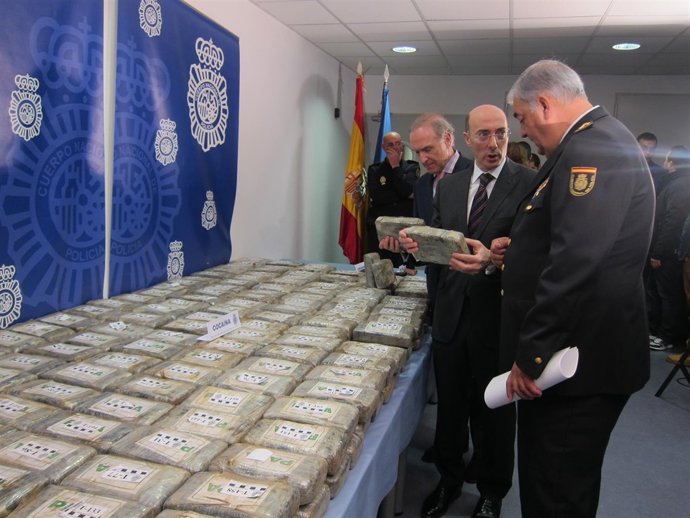 Urquijo junto a la droga incautada