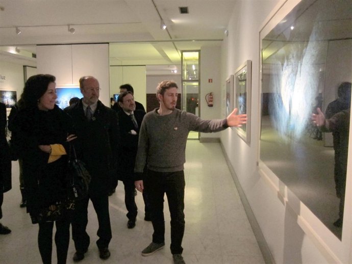 Martín Caballero explica la muestra en su inauguración