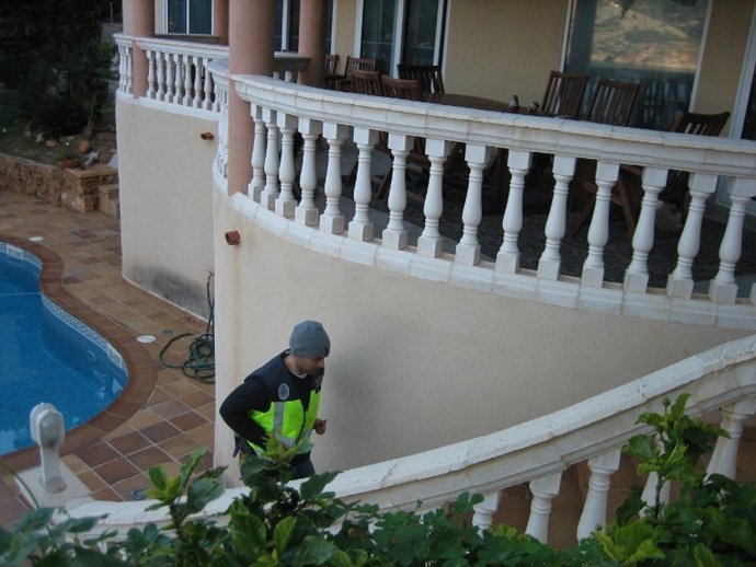 Registro de un detenido por una trama criminal relacionada con prostitución