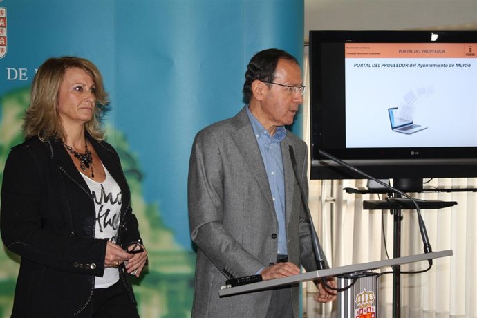 Cámara junto a la concejal de Economía