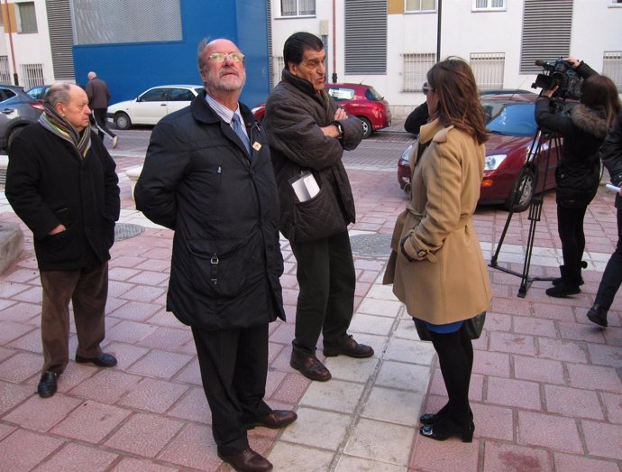El alcalde de Valladolid durante la visita al barrio de La Rondilla