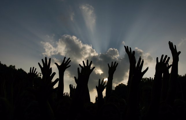 Members of the audience raise their hands during the 'Schau Nicht Weg!' open air
