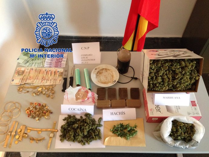 Drogas y objectos incautados por la Policía Nacional