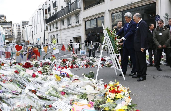 John Kerry deposita una corona ante la sede de 'Charlie Hebdo'