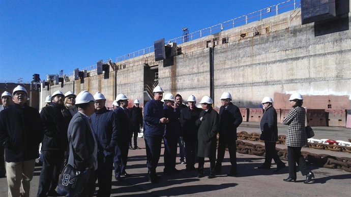 El consejero José Sánchez Maldonado visita el astillero de Cernaval