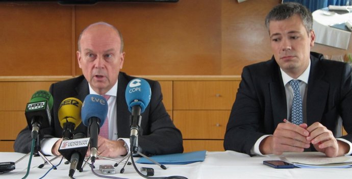 El conseller Máximo Buch, en rueda de prensa acompañado por D.Marco.