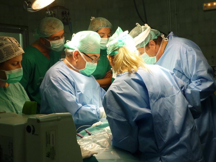 Un equipo médico realiza una intervención