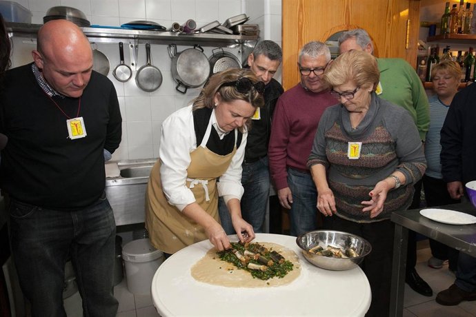 Maria Salom prepara las tradicionales espinagades