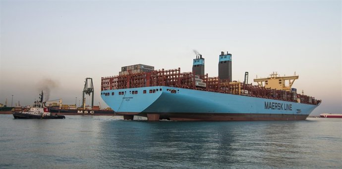 Hace escala en Valencia el buque más grande de su historia