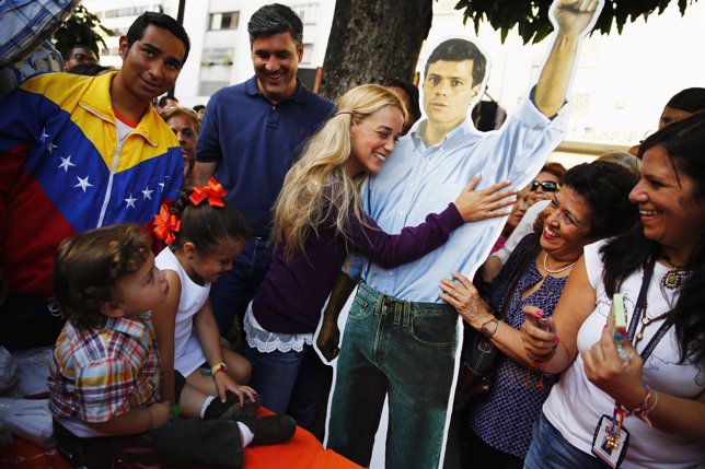 Lilian Tintori abraza una figura de cartón de su marido Leopoldo López, encarcel