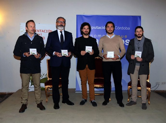 Pineda (2º izda.) con los galardonados