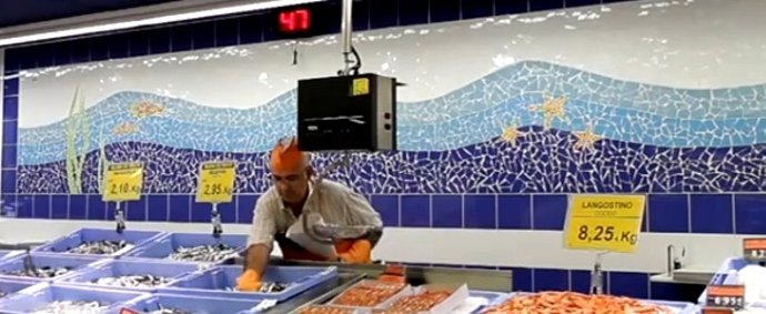 Mosaico de trencadís decora la sección de pescadería de Mercadona.