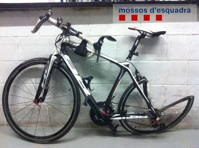 Bicicleta que conducía el ciclista atropellado en Sant Vicenç dels Horts