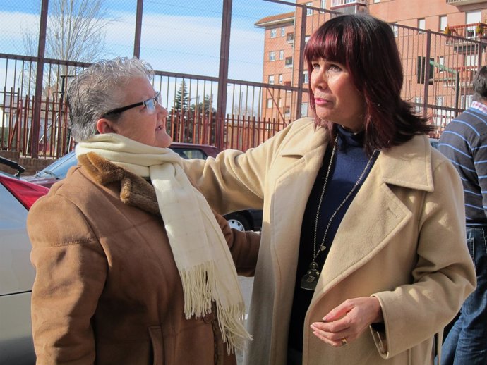 La socialista Micaela Navarro charla con una simpatizante en Salamanca