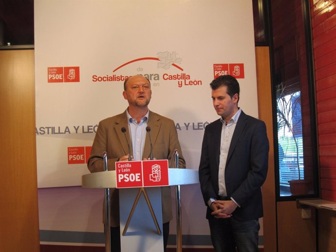 El secretario federal del PSOE, Antonio Pradas, y Tudanca en la sede regional