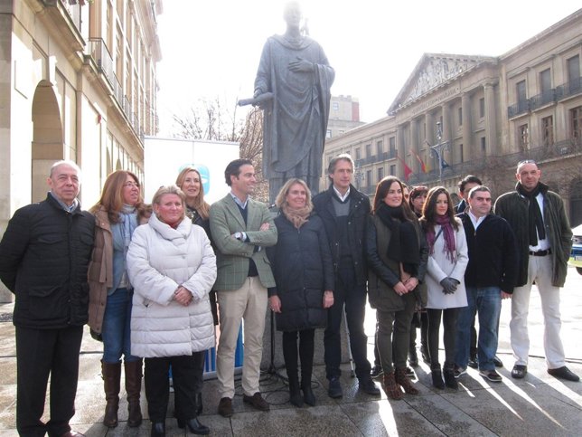Íñigo de la Serna con la Junta Local de Pamplona del PPN.
